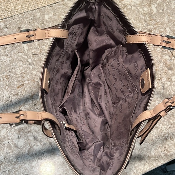 Micheal Kors silver shoulder bag - Picture 2 of 8